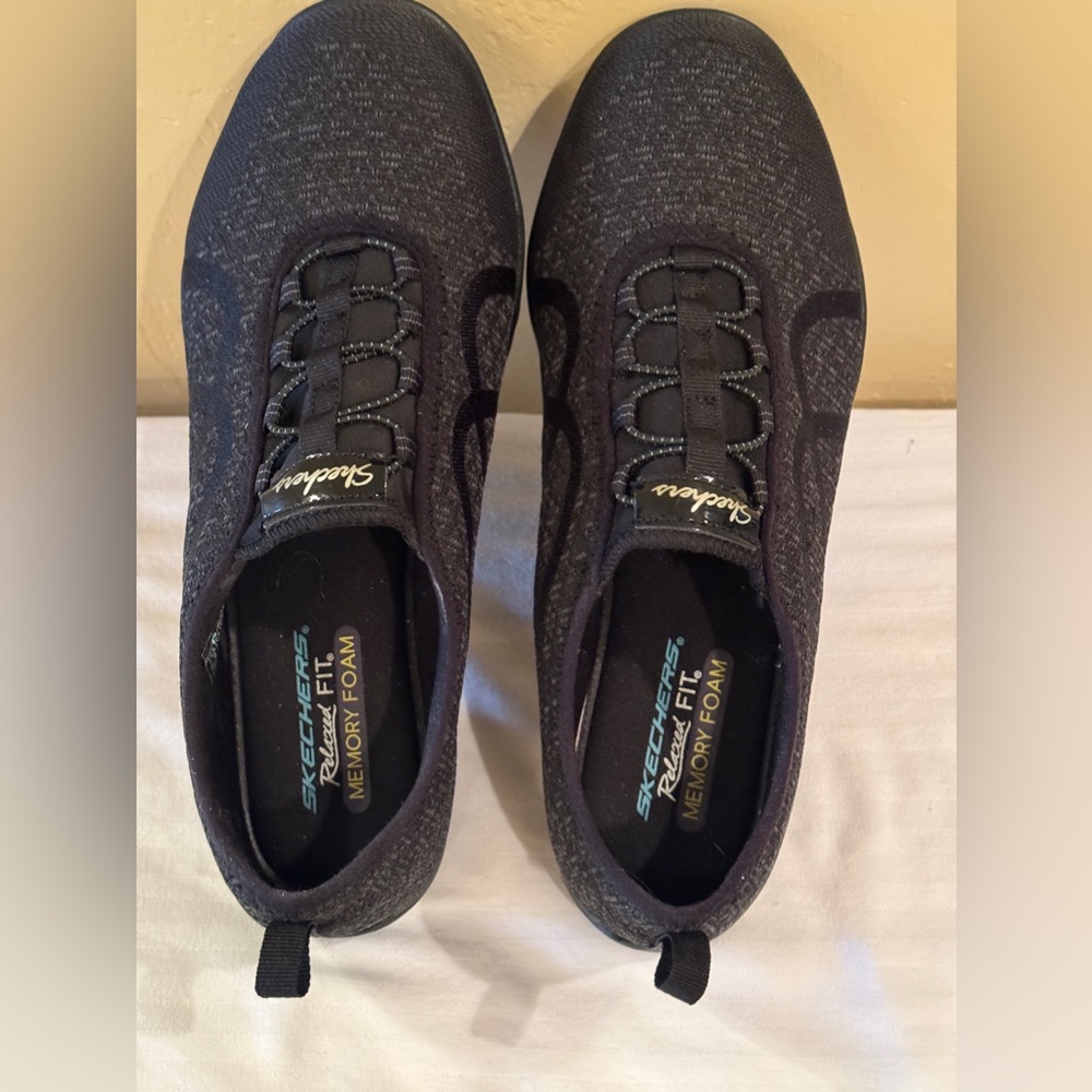Skechers black size 9